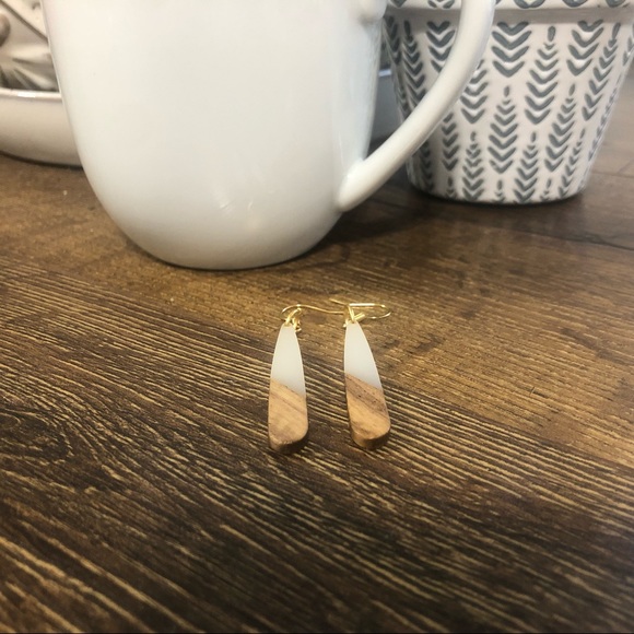 Long teardrop wood and resin earrings - Picture 6 of 6